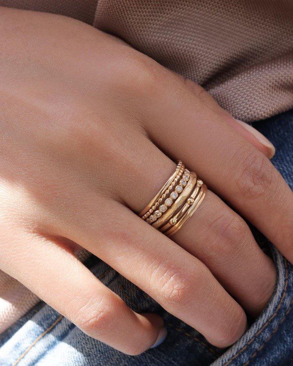 آیا ست کردن انگشترهای طلا کنار هم، زیباست؟!
