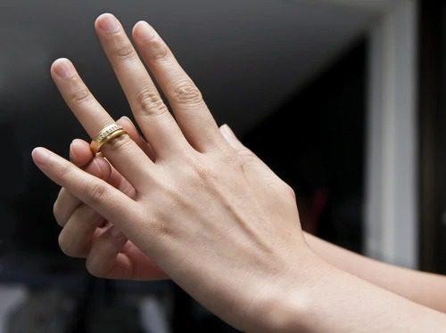 راهنمای خرید انگشتر طلا مناسب با فرم دست و انگشتان شما