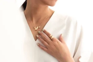 گردنبند طلا جواهری ارزشمند برای ظاهر شیک
