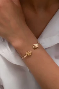 دستبند طلا در کنار ساعت هوشمند
